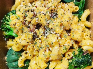 Mac and cheese with broccoli