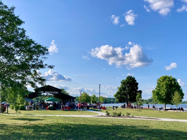 farmers' market in Coxsackie along Hudson River